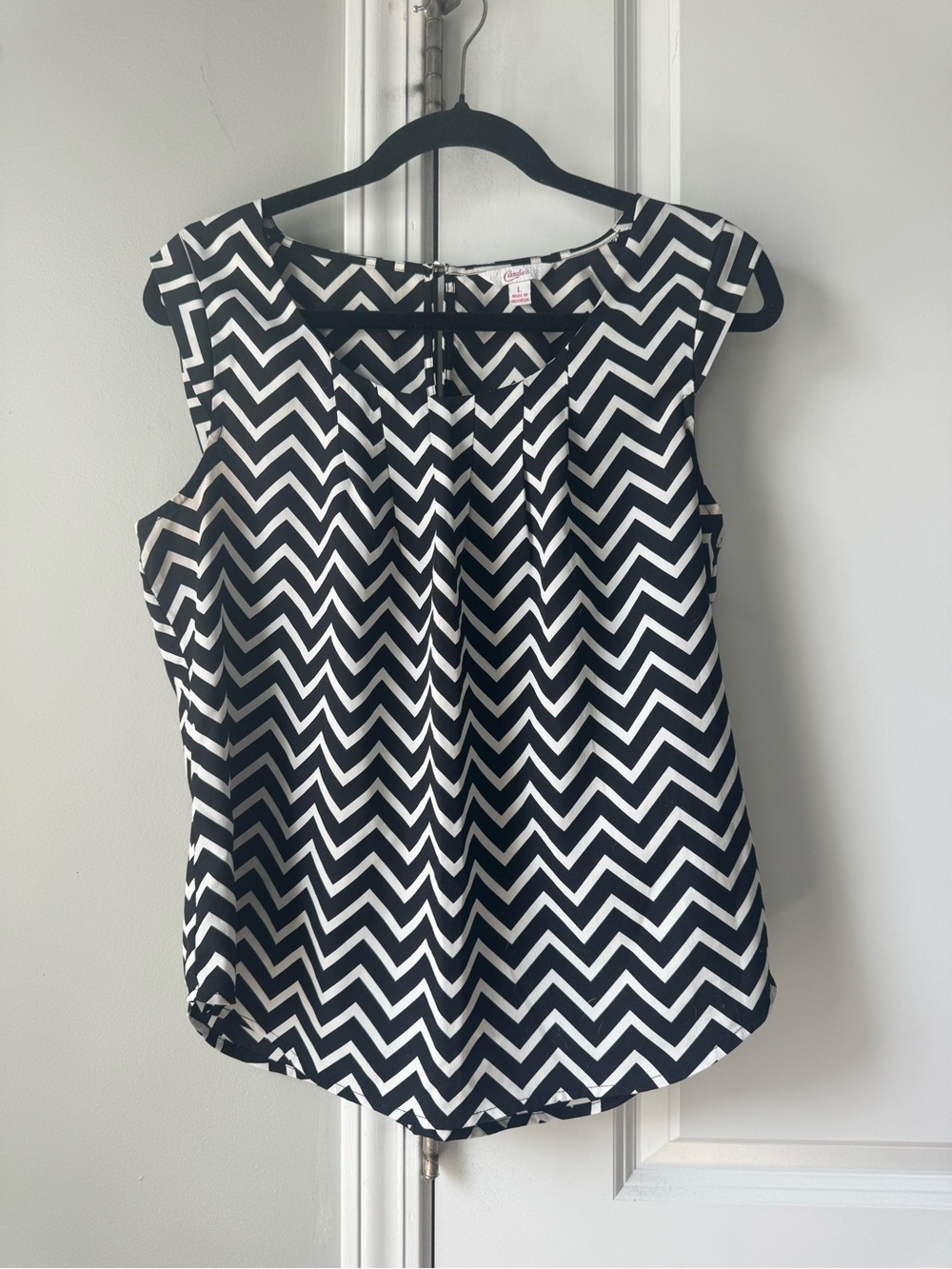 Candies large chevron black and white cap sleeve top blouse